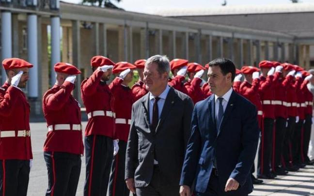 El lehendakari Pradales y el consejero Zupiria pasan revista a los agentes de la Ertzaintza.