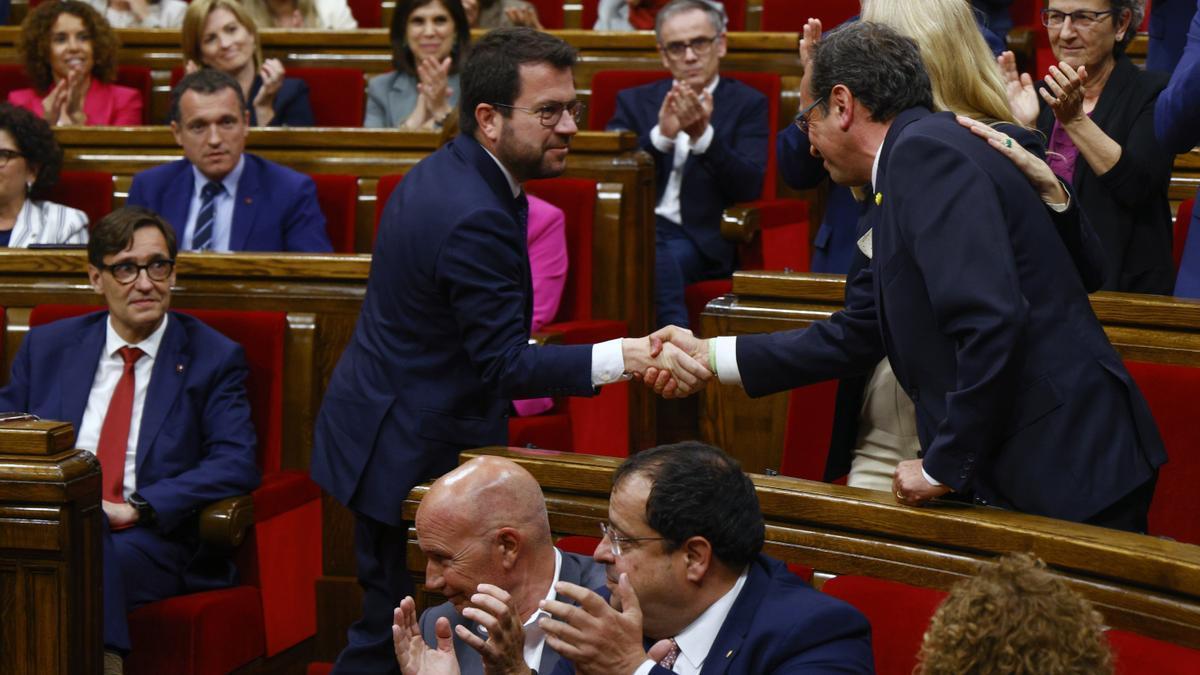 Rull recibe la felicitación de Aragonès ante la mirada de Illa