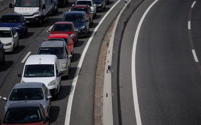 Vehículos en una autovía. Vehículos en una autovía.