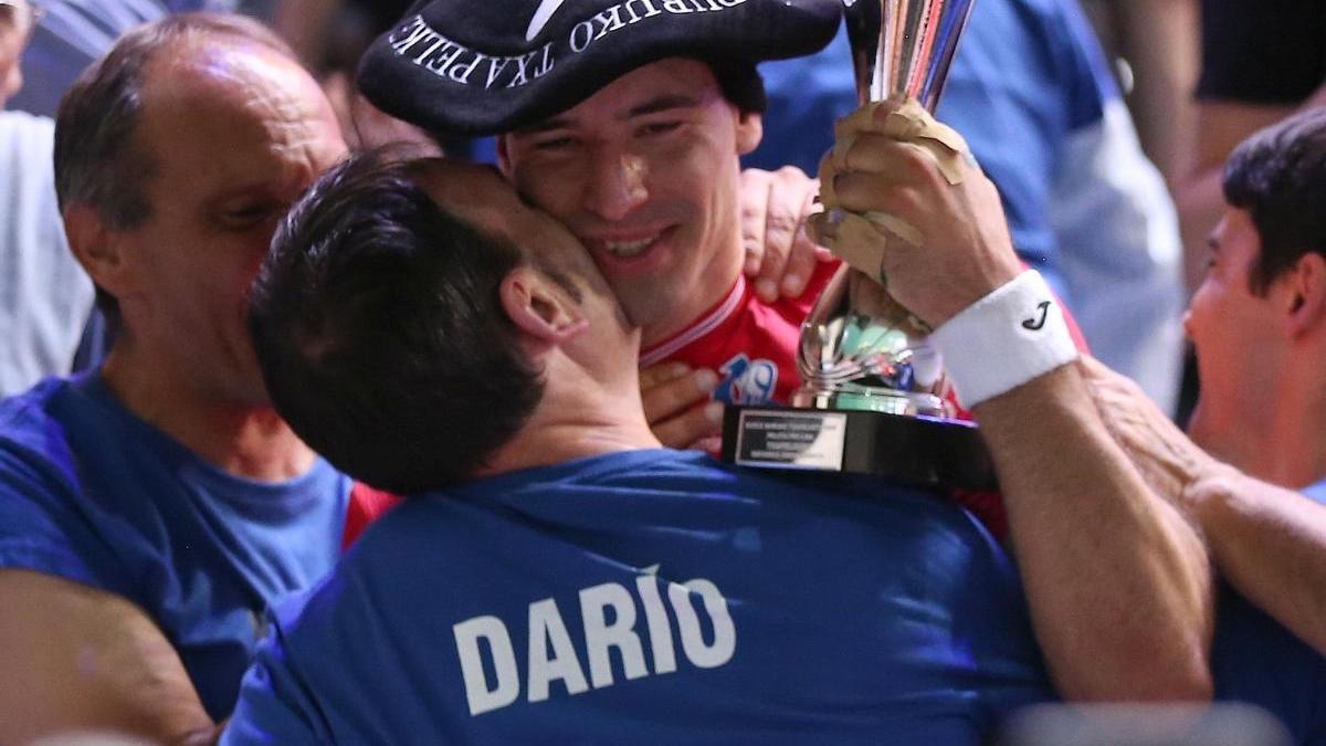 Darío, campeón del Manomanista después de arrollar a Iñaki Artola en el Navarra Arena de Iruñea