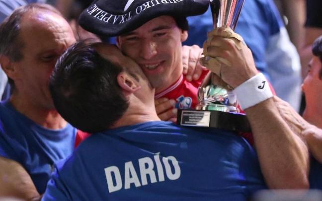 Darío, campeón del Manomanista después de arrollar a Iñaki Artola en el Navarra Arena de Iruñea