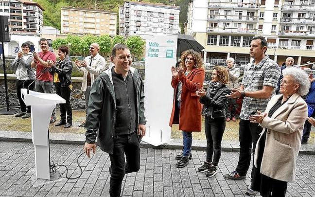 Arnaldo Otegi, ayer en Ondarroa en la presentación de los candidatos de EH Bildu en Lea-Artibai. | FOTO: E.P.