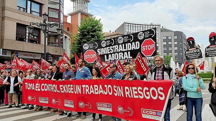Los sindicatos se manifestaron para reclamar más medidas para atajar la siniestralidad laboral.