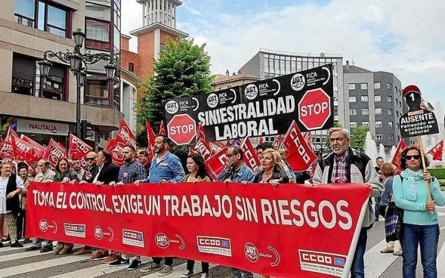 Los sindicatos se manifestaron para reclamar más medidas para atajar la siniestralidad laboral. Los sindicatos se manifestaron para reclamar más medidas para atajar la siniestralidad laboral.