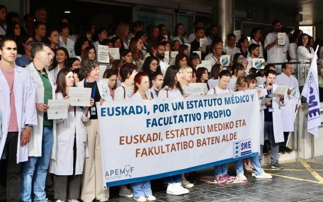 Manifestación de médicos en el Hospital de Txagorritxu.
