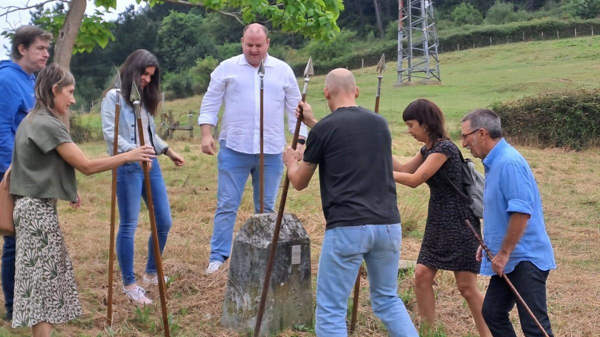 Revisión del mojón fronterizo entre Álava y Bizkaia en las fiestas de Areta de 2024