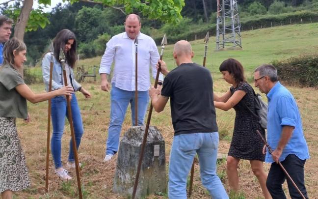 Revisión del mojón fronterizo entre Álava y Bizkaia en las fiestas de Areta de 2024