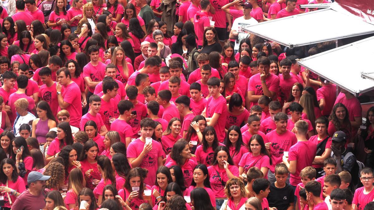 Plaza Nagusia arrosa kolorez tindatu da beste behin jaien lehenengo egunean