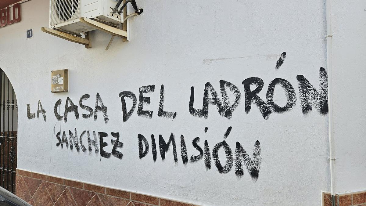Pintadas contra Pedro Sánchez en la sede del PSOE de Alhaurín de la Torre (Málaga)