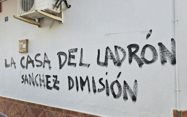 Pintadas contra Pedro Sánchez en la sede del PSOE de Alhaurín de la Torre (Málaga) / X (Twitter) Pintadas contra Pedro Sánchez en la sede del PSOE de Alhaurín de la Torre (Málaga)