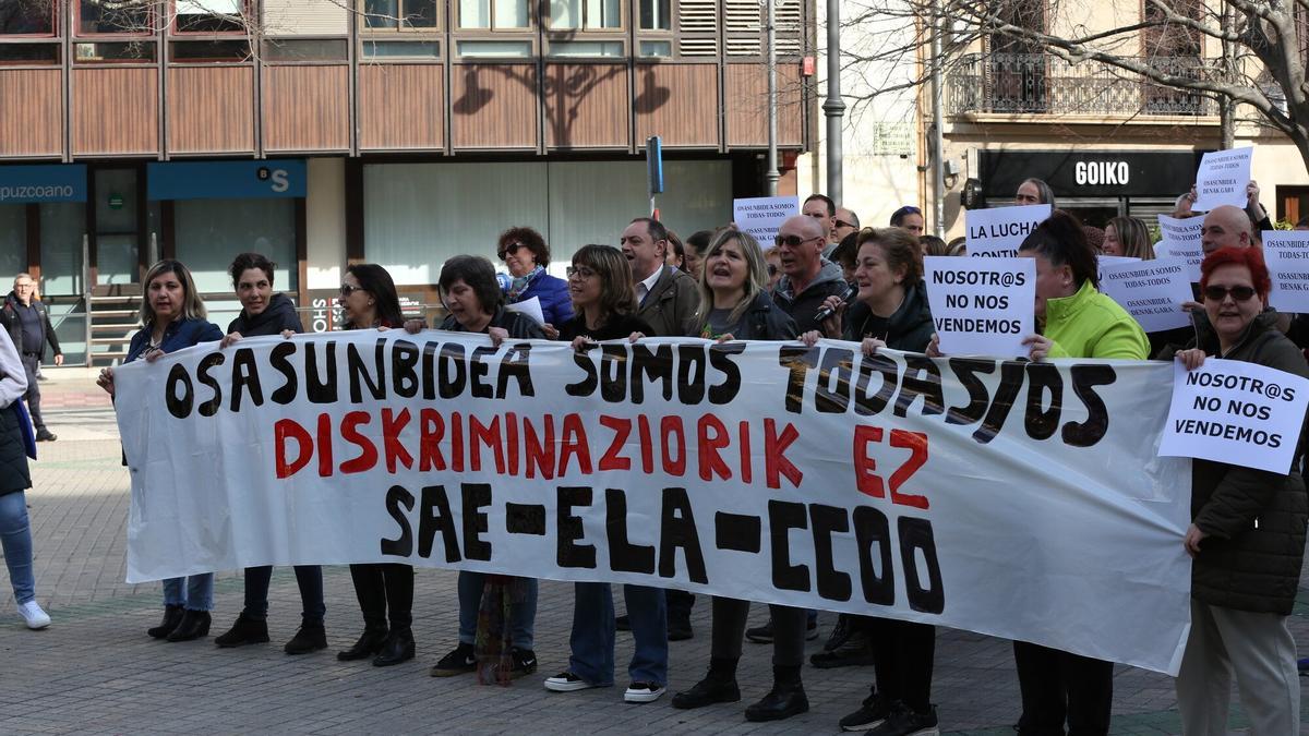 Protesta de SAE, ELA y CCOO este jueves frente al Parlamento, un día después de convocar huelga en Osasunbidea el 4 de abril.