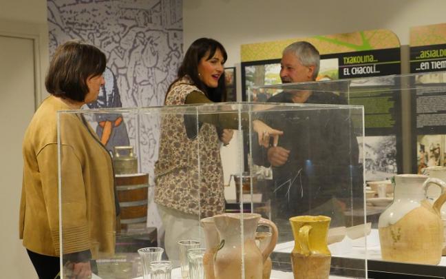 Aixa Gaztelu, Leixuri Arrizabalaga y Juanjo Hidalgo esta mañana durante la presentación de la exposición