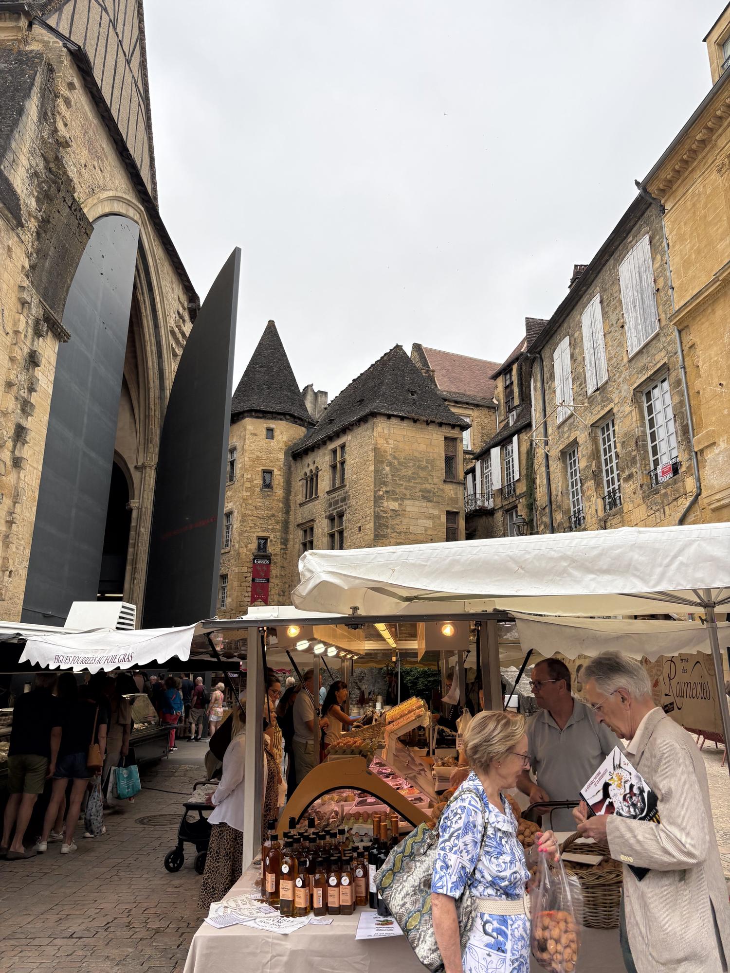 El mercado de Sarlat y las famosas puertas de acero firmadas por Jean Nouvel.