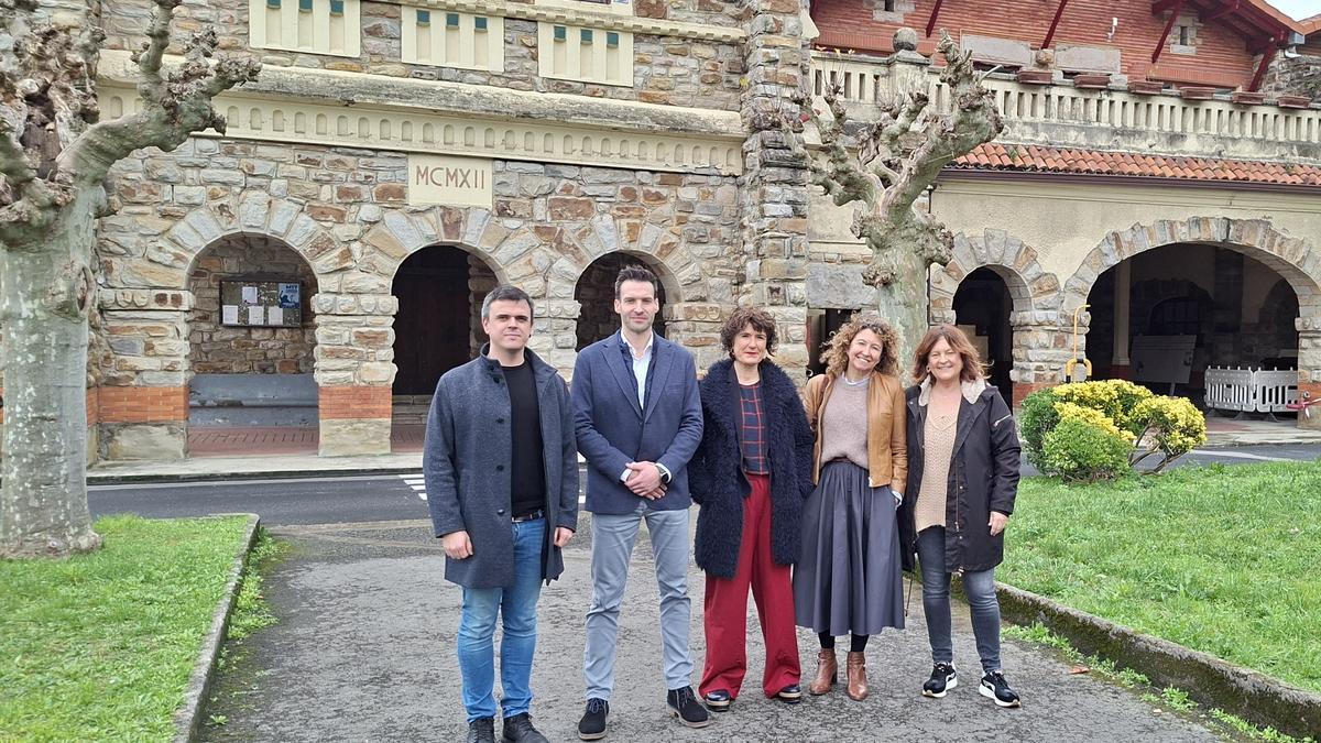 El alcalde de Galdakao, el director de Maxam, a responsable de Recursos Humanos de la empresa, la Técnica de Archivo del Ayuntamiento y la concejala de Cultura, en la presentación del archivo