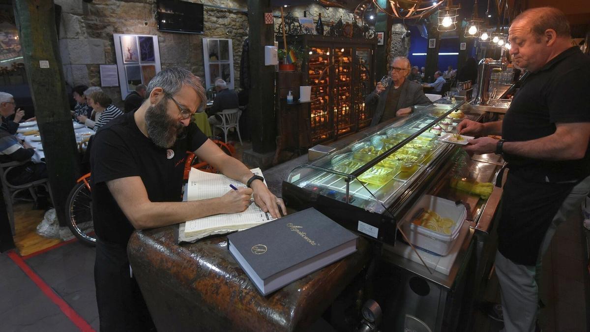 Personal de un restaurente preparando un menú en Navidad.