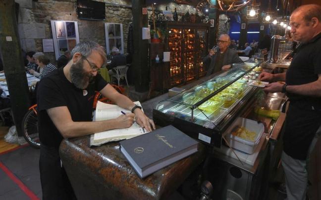 Personal de un restaurente preparando un menú en Navidad.