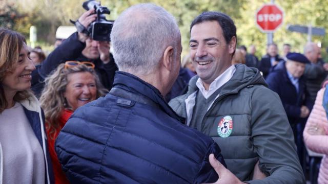El candidato del PNV a lehendakari, Imanol Pradales, saluda al lehendakari Iñigo Urkullu