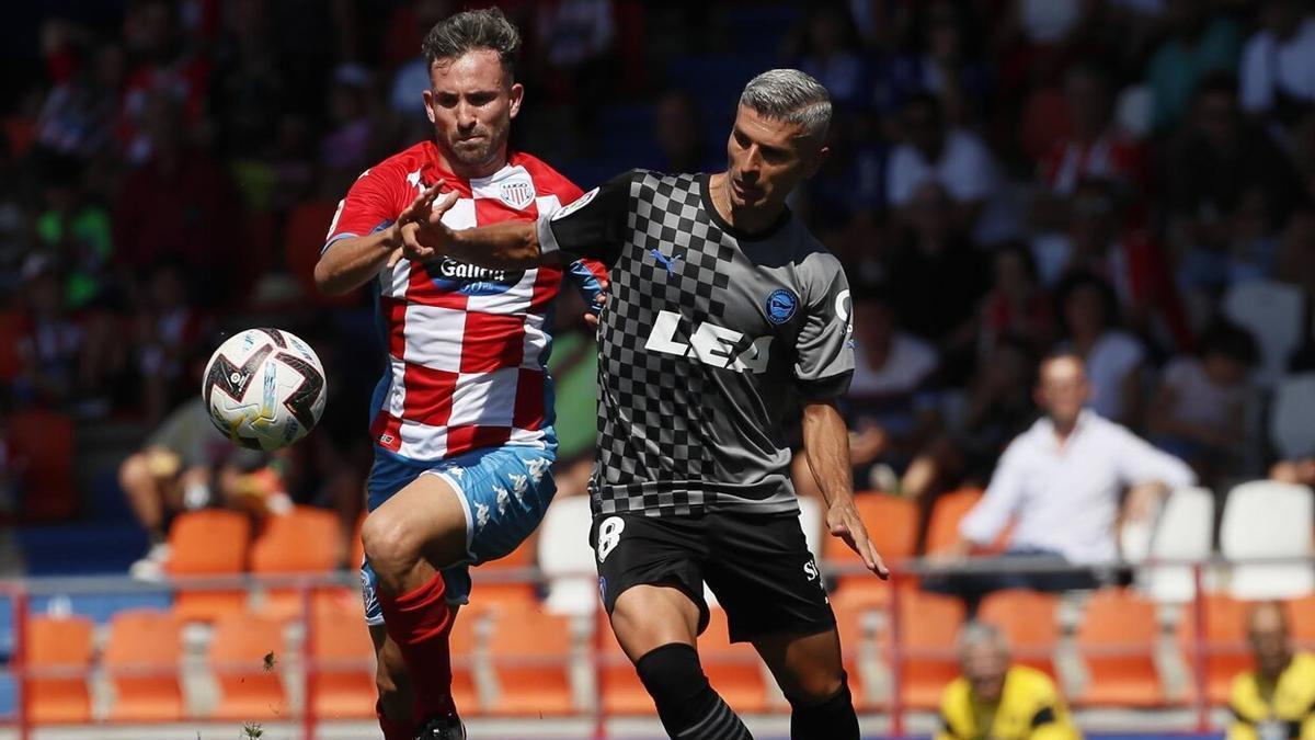 Salva Sevilla disputa un balón con Sebas Moyano durante el Lugo-Alavés de la primera vuelta.