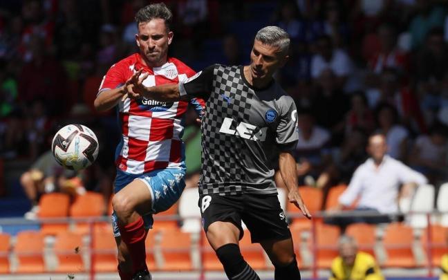 Salva Sevilla disputa un balón con Sebas Moyano durante el Lugo-Alavés de la primera vuelta.