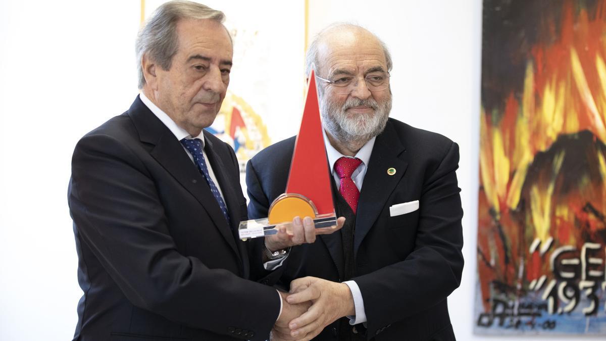 El Secretario General de la entidad, el profesor Michele Capasso, hizo entrega del galardón a Jose María Gorroño