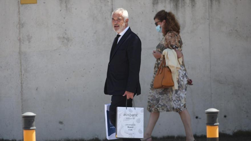 El expresidente de la Asociación de Usuarios de Servicios Bancarios –Ausbanc-, Luis Pineda, llega a la sede de la Audiencia Nacional.