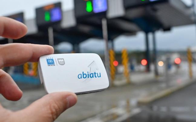 El dispositivo Abiatu, que miles de coches guipuzcoanos utilizan / Arnaitz Rubio El dispositivo Abiatu, que miles de coches guipuzcoanos utilizan / Arnaitz Rubio