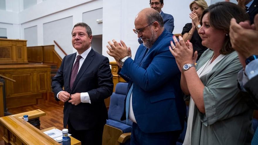 El socialista Emiliano García-Page recibe los aplausos de sus compañeros de partido tras ser reelegido presidente de Castilla-La Mancha.