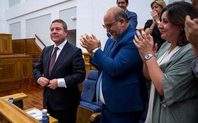 El socialista Emiliano García-Page recibe los aplausos de sus compañeros de partido tras ser reelegido presidente de Castilla-La Mancha.