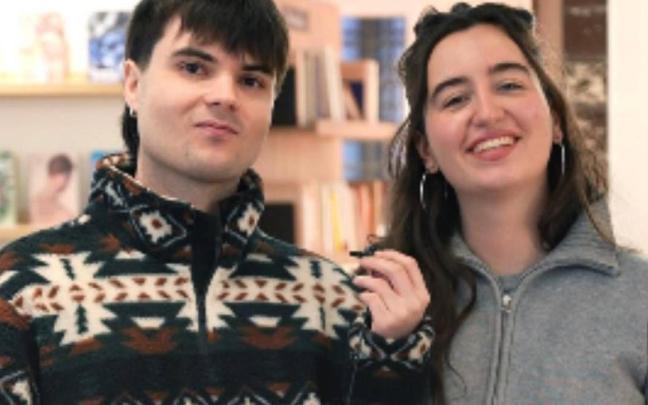 La santurtziarra Ariane Hoyos y el sopeloztarra Beñat Azurmendi crearon el proyecto literario Lasai.