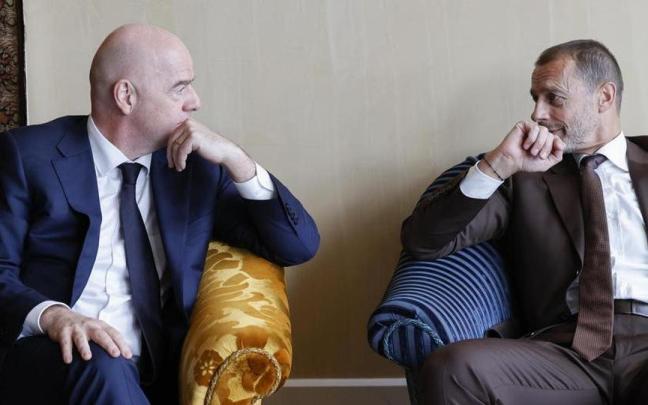 Gianni Infantino, presidente de la FIFA, y Aleksander Ceferin, presidente de la UEFA.