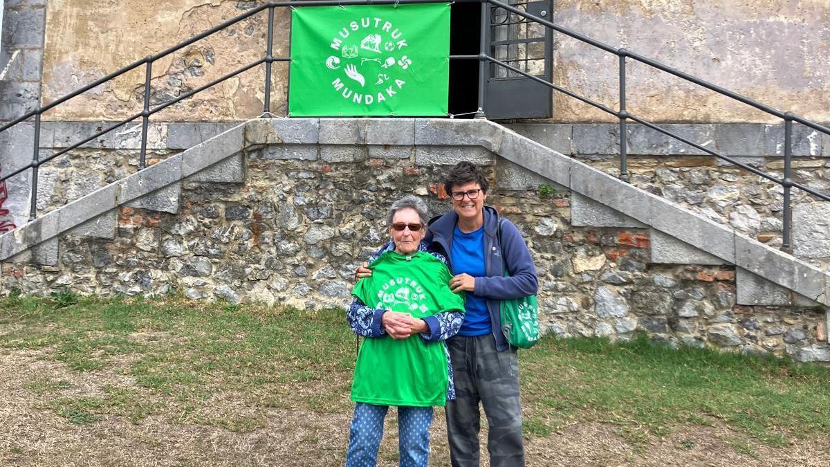 La presidenta de la asociación Musutruk, Arantza Gondra, hizo entrega a Bego Makoaga de una camiseta conmemorativa