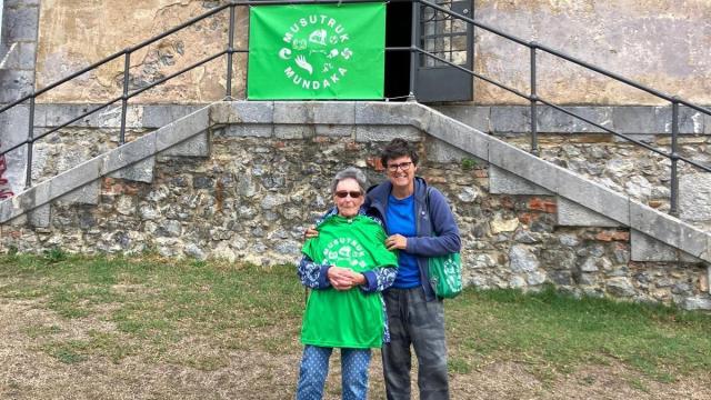 La presidenta de la asociación Musutruk, Arantza Gondra, hizo entrega a Bego Makoaga de una camiseta conmemorativa