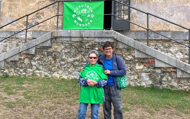 La presidenta de la asociación Musutruk, Arantza Gondra, hizo entrega a Bego Makoaga de una camiseta conmemorativa