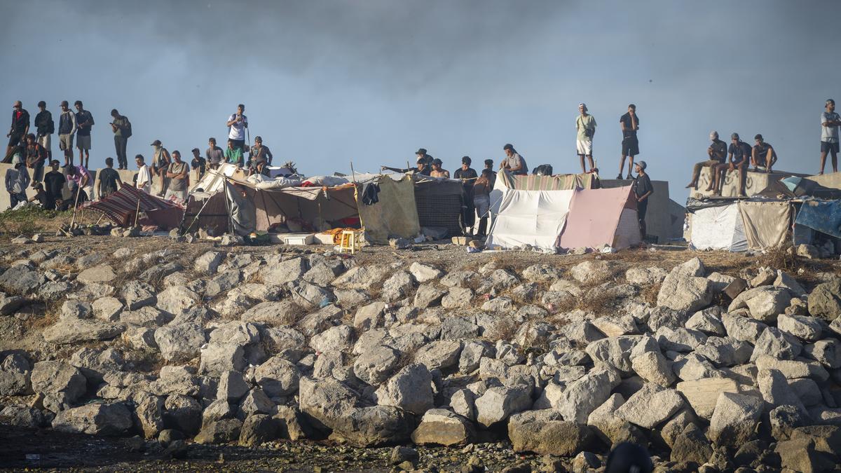 Migrantes en la playa de Ceuta