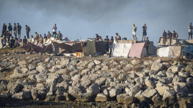Migrantes en la playa de Ceuta