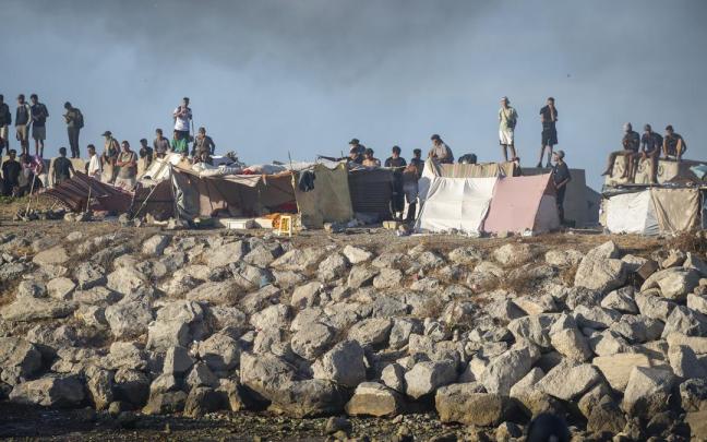Migrantes en la playa de Ceuta