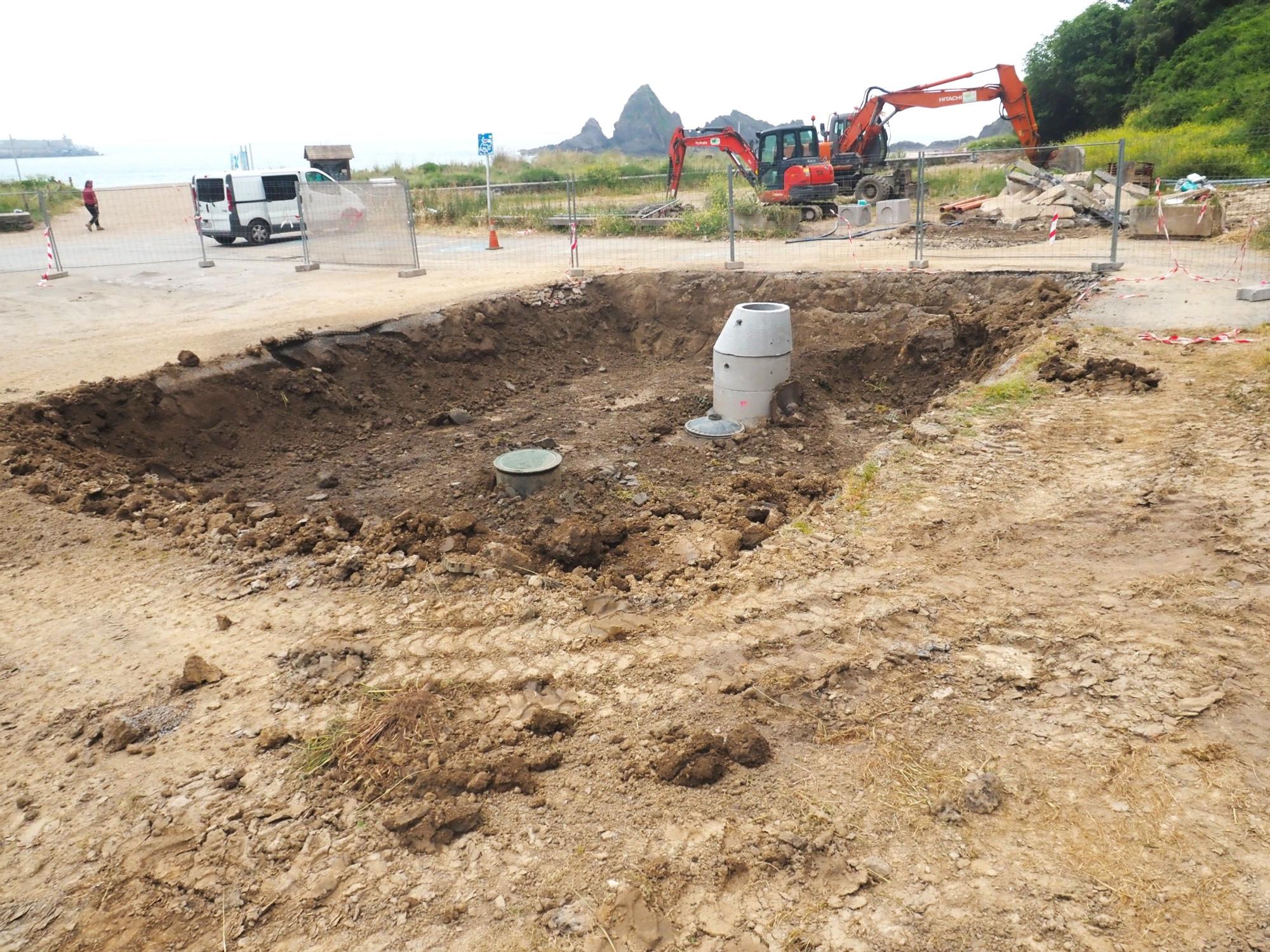 Obras de construcción del depósito que recogerá las aguas residuales de la cantinas y los baños públicos.