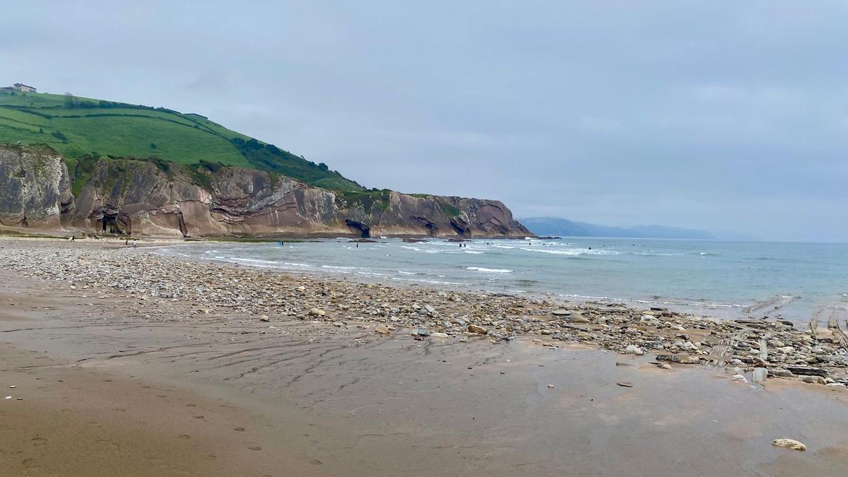 La playa de Itzurun este miércoles llena de piedras.