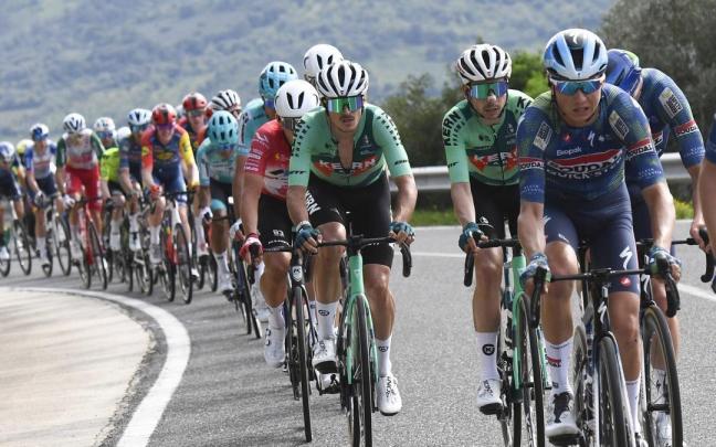 Urko Berrade e Ibon Ruiz ruedan en el Giro de Cerdeña.