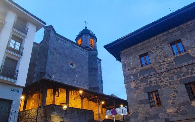 Vista de Santa María la Real, la iglesia que alberga las campanas objeto de la controversia en Soraluze.