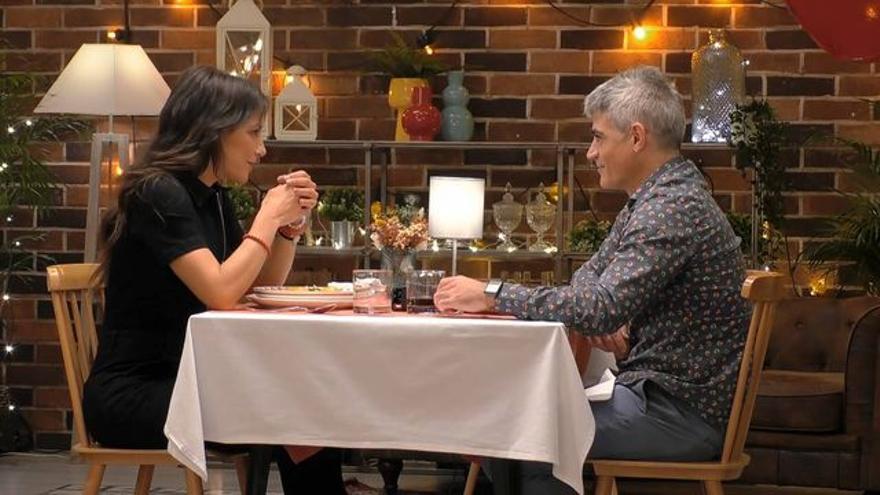 Una pareja cena en 'First Dates'