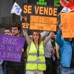 Varios trabajadores de Renfe y Adif con carteles durante una concentración por la huelga estatal, en la Estació de Sants