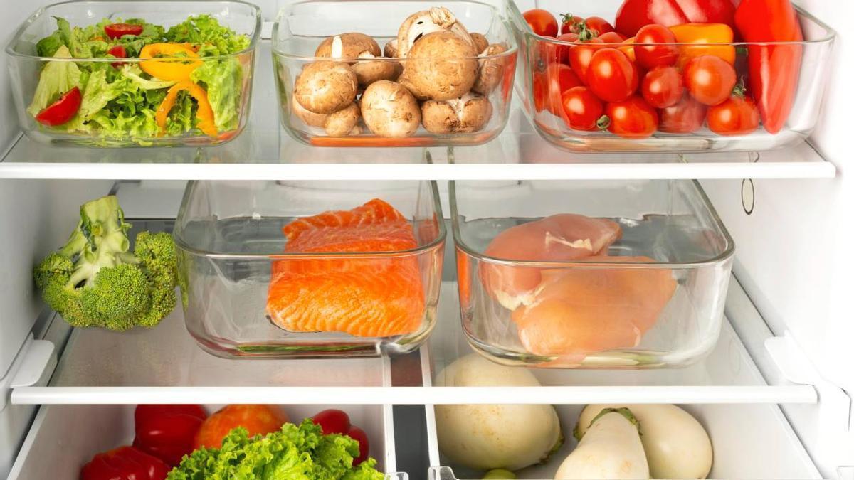 Ordena los alimentos de forma correcta en la nevera.