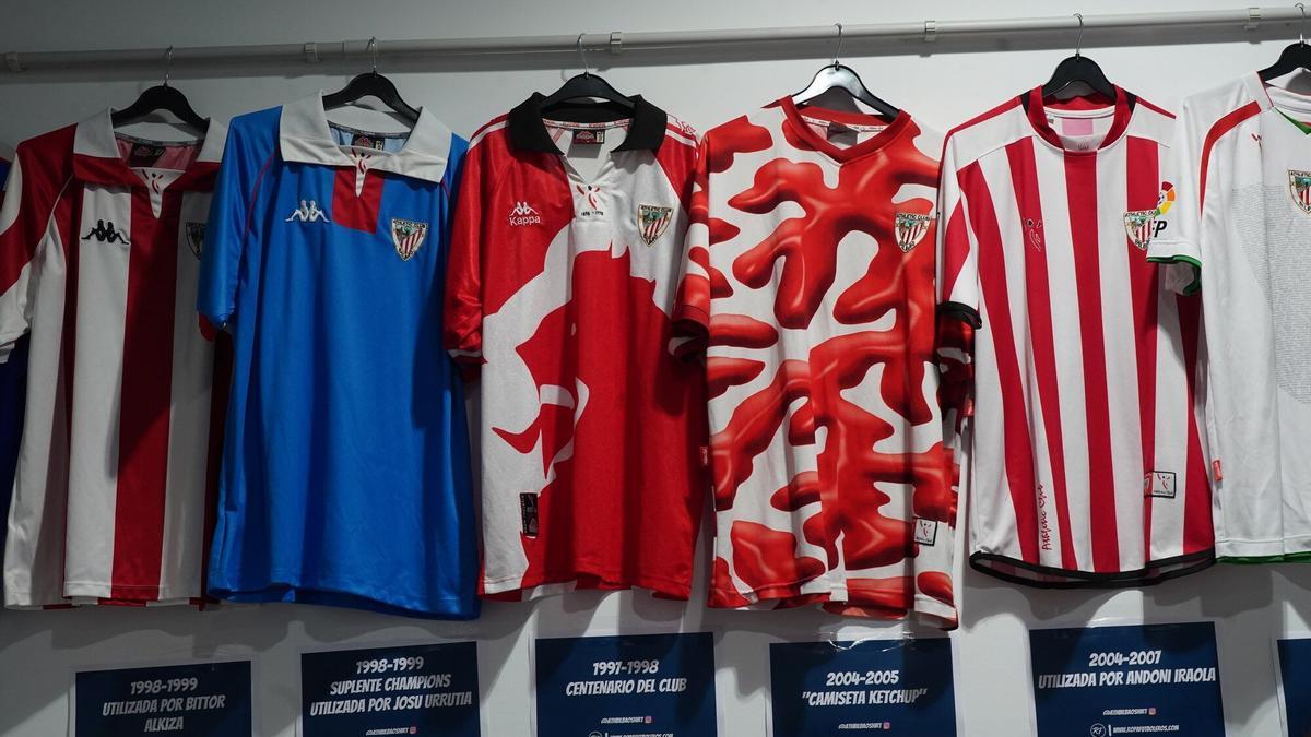 Exposición de camisetas del Athletic de Bilbao.