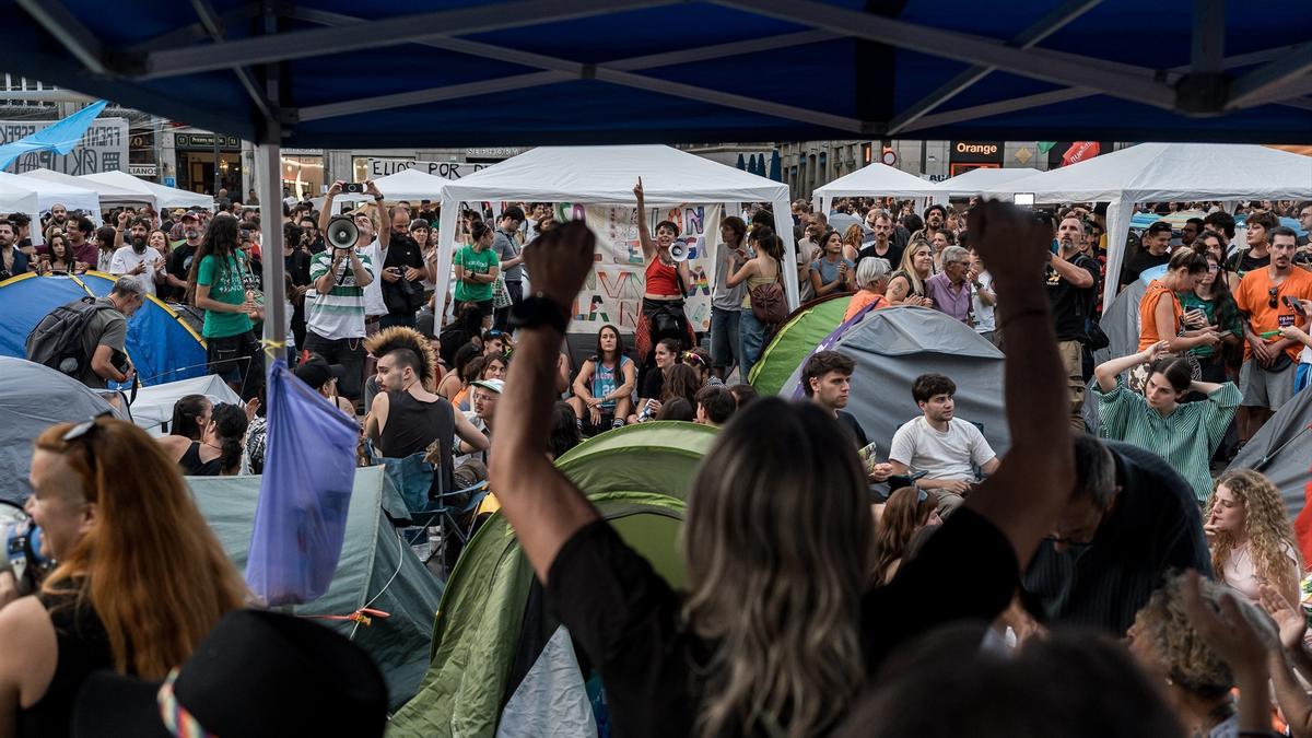 Numerosas personas pasan la segunda noche acampados en tiendas de campaña para exigir la aprobación de un decreto sobre vivienda.