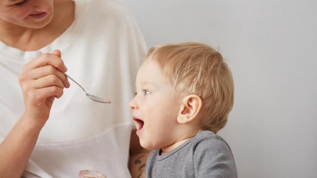 Imagen de archivo de un bebé comiendo.