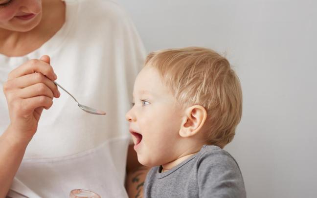 Imagen de archivo de un bebé comiendo.