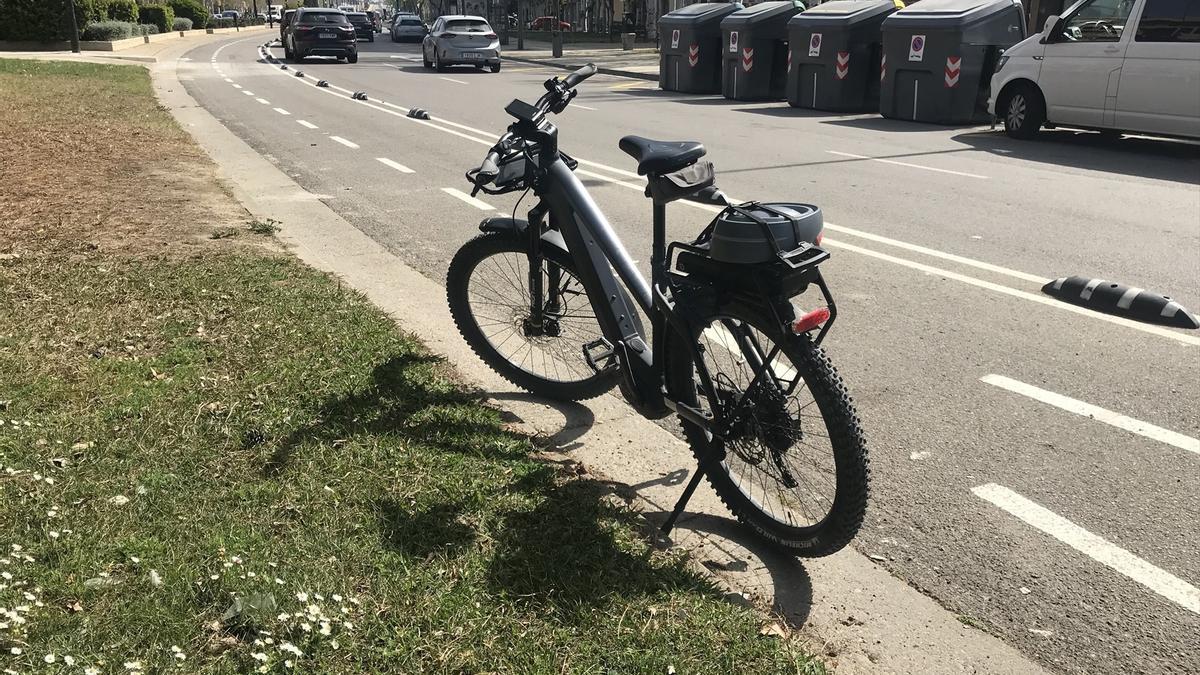 Una bicicleta eléctrica aparcada junto al carril-bici.