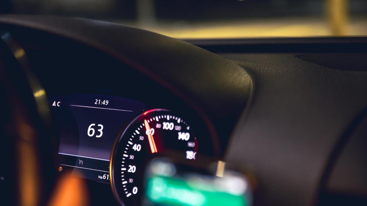 Un velocímetro con visualización analógica y digital.