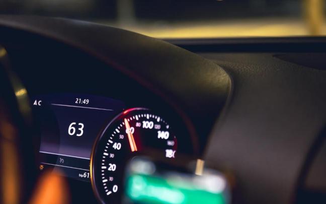 Un velocímetro con visualización analógica y digital. / Freepik Un velocímetro con visualización analógica y digital.